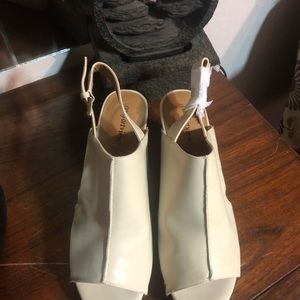 Cream colored wedges size 9WW